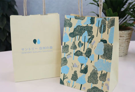 白州蒸溜所内のショップで展開されるショッパー