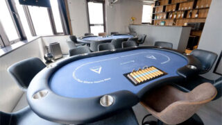 落ち着いた空間に並ぶポーカーテーブル