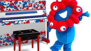 ミャクミャク ストリートピアノ会場